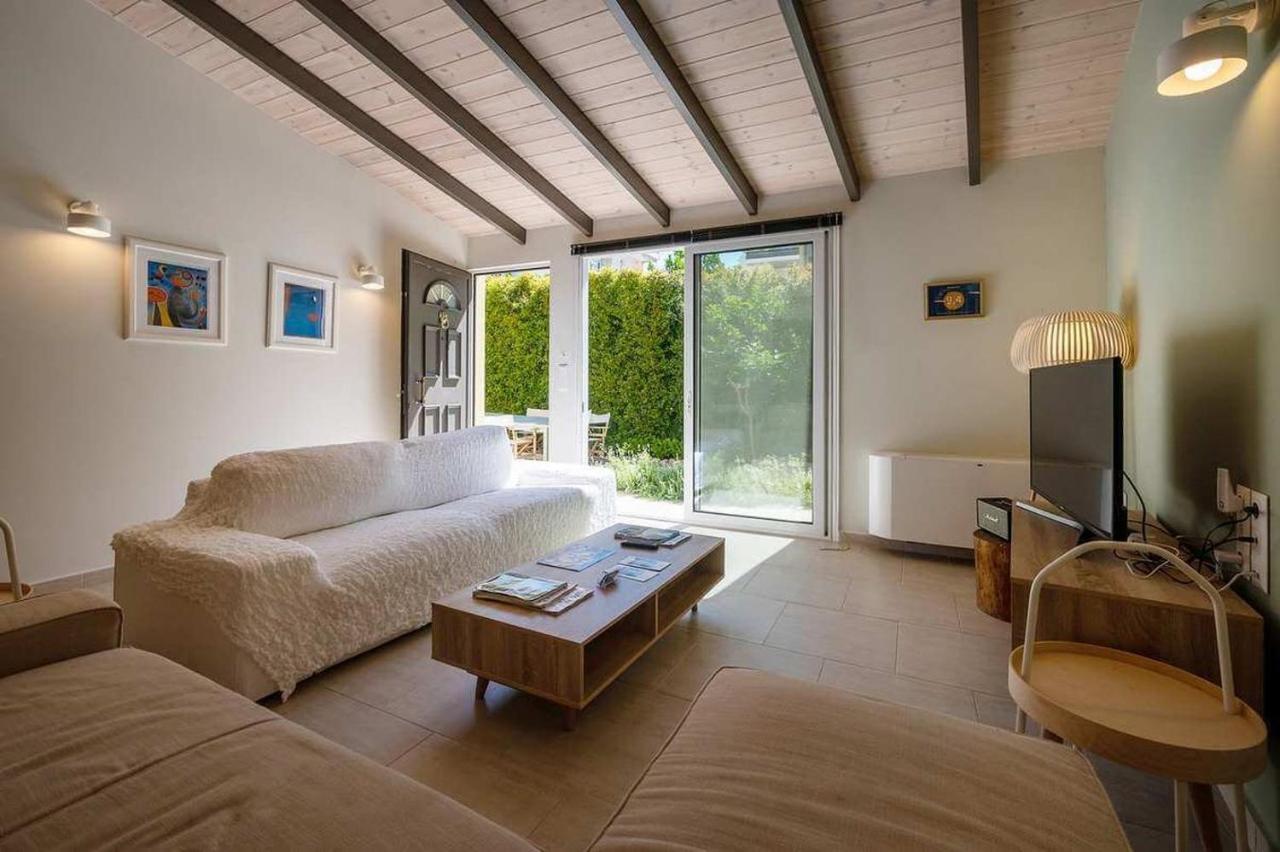 Linas Home - Kalamata Mediterranean Villas Buitenkant foto